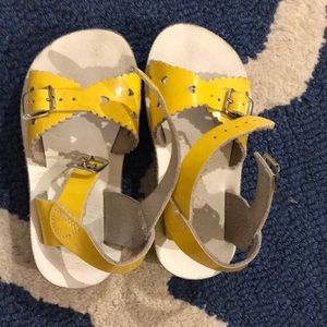 Girls saltwater, sun San sweetheart sandals.
